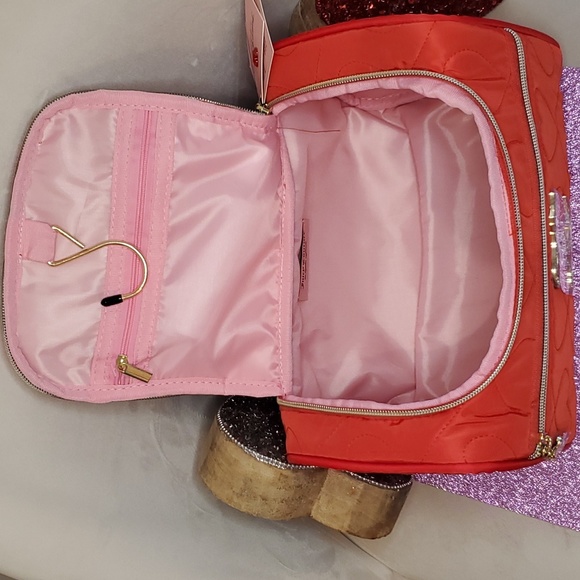 🎉HP🎉Juicy Couture ❤️NWT❤️ Red Travel Cosmetic Bag! ❤️❤️❤️ - Picture 13 of 17